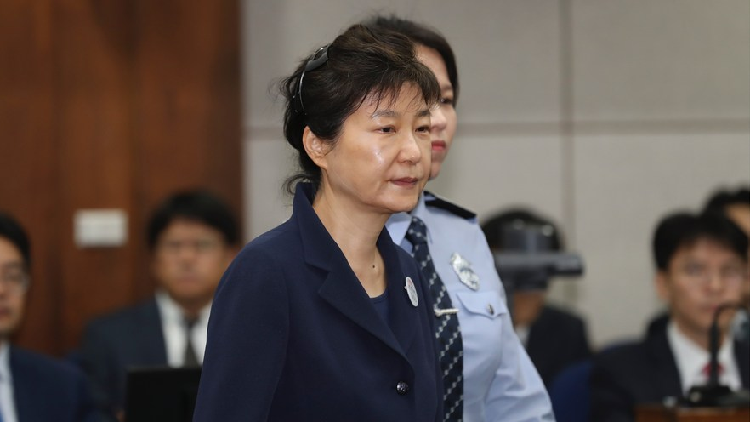 한국 : 박근혜 전 대통령이 대통령 은사로 해방됐다