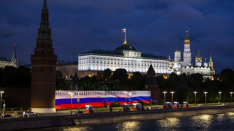 Тому что в наши дни. Белый дом в Кремле Москва.