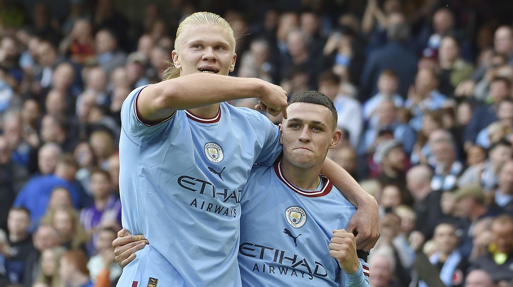 Manchester City's Phil Foden, right, celebrates with his teammate Erling Haaland during the English Premier League soccer match between Manchester City and Manchester United in England, October 2, 2022. /CFP