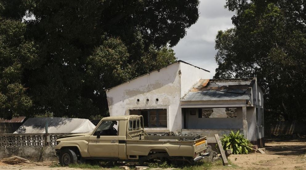 A damaged house is seen in Mocímboa da Praia, in the Cabo Delgado province, Mozambique, on September 27 2022. / AFP