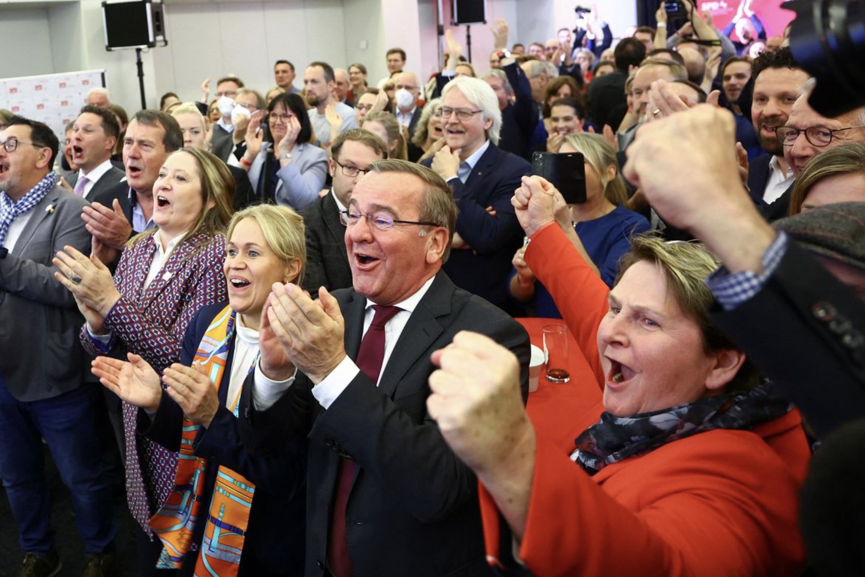 Supporters of Stephan Weil, incumbent Social Democratic Party (SPD) federal state Premier of Lower Saxony react after first election projections for the Lower Saxony elections were published on TV in Hanover, Germany, October 9, 2022./ REUTERS