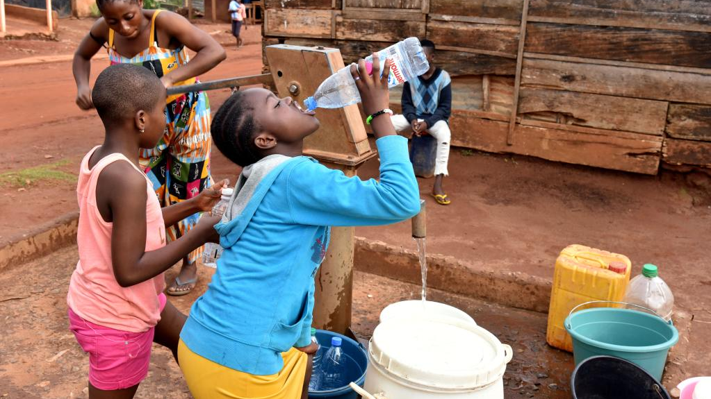 People fetch water from a borehole in Ekie-South, a peri-urban neighborhood in Cameroon's capital city Yaounde, March 19, 2021. /Xinhua)