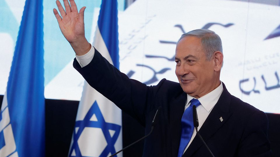 Benjamin Netanyahu waves as he addresses his supporters in Jerusalem, November 2, 2022. /Reuters