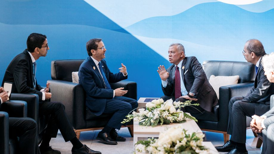 Jordan's King Abdullah II meets with Israel's President Isaac Herzog, at the COP27 climate summit in Sharm el-Sheikh, Egypt November 7, 2022. Jordanian Royal Palace/Handout via Reuters.