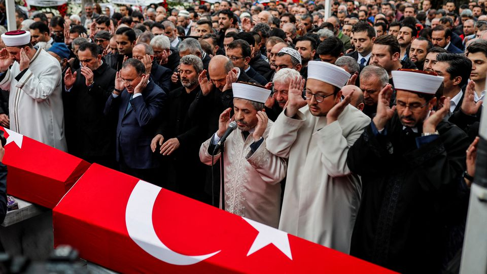 People attend the funeral of Mukaddes Elif Topkara and Adem Topkara, two of the six victims of Sunday's blast that took place on Istiklal Avenue, in Istanbul, Turkey, November 14, 2022. /REUTERS
 