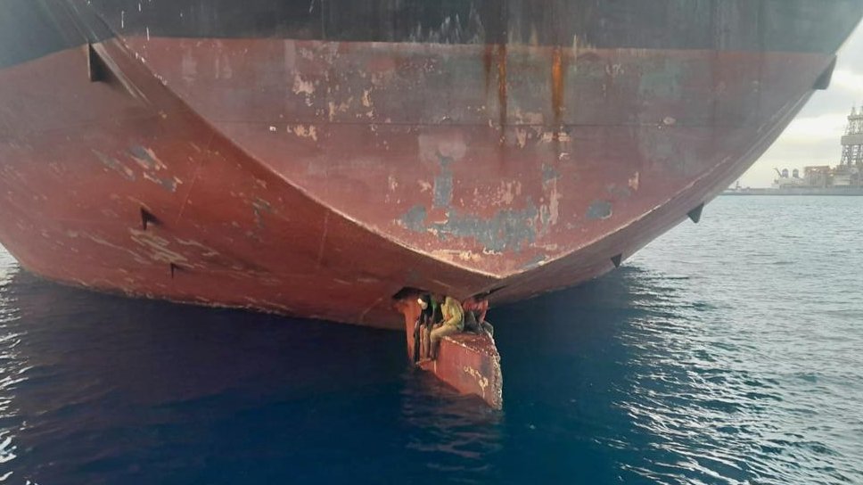 España: polizones nigerianos encontrados en el timón de un barco piden asilo