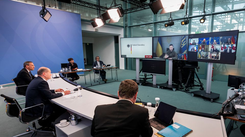 File Photo: Ukrainian President Volodymyr Zelenskyy appears on a screen as German Chancellor Olaf Scholz attends a virtual G7 leaders meeting in Berlin, Germany, October 11, 2022. /Reuters