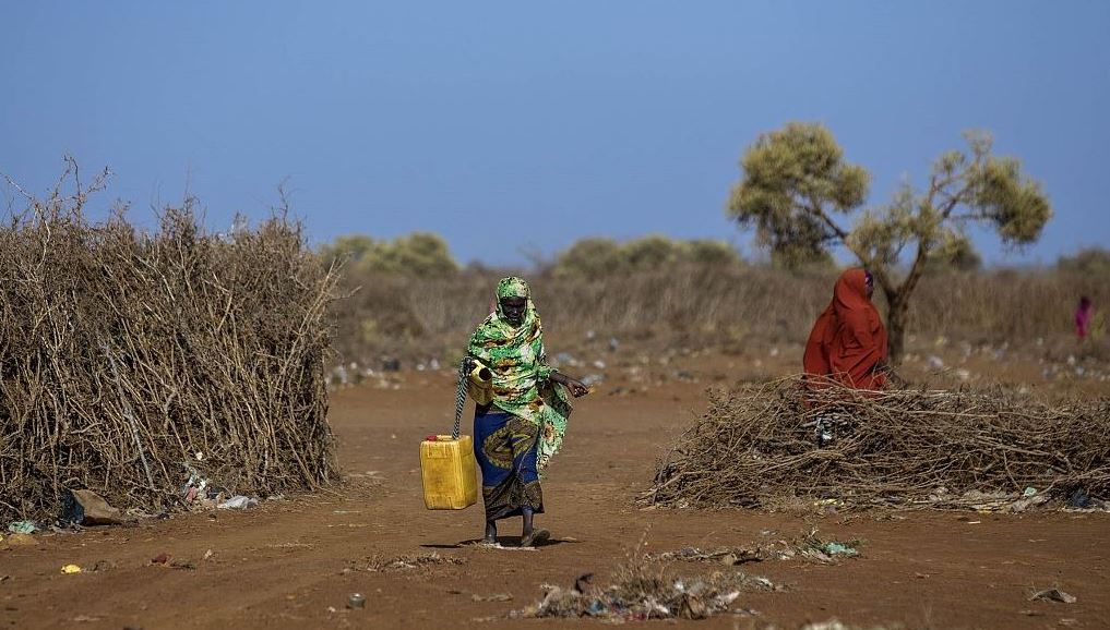 FILE PHOTO: A Somali woman carries a water bin at the Mooro Hagar camp in Somalia's Bay state. /Getty Images