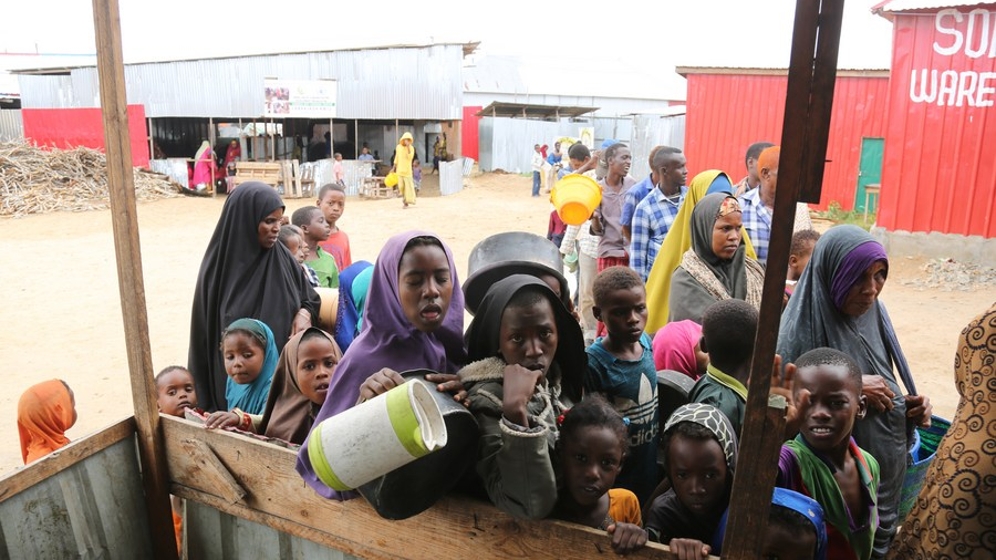Internally Displaced Persons (IDP) queue to receive food donated by local people in Daynile, Somalia, July 13, 2019. /Xinhua