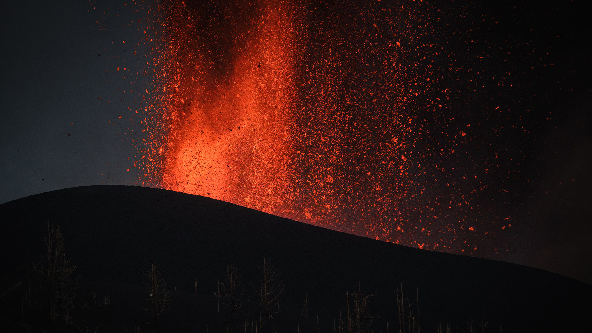 El monte Cumbre Vieja sigue en erupción en El Paso, en la isla canaria de La Palma, el 22 de septiembre de 2021, arrojando humo, cenizas y lava./CFP