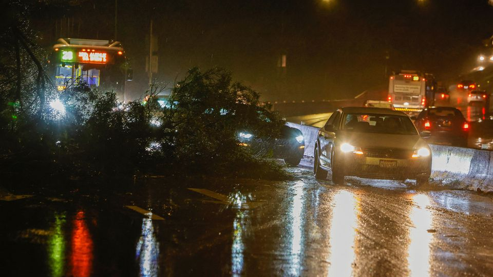 Traffic navigates around downed tree limbs along 19th Avenue after a new bout of rainstorms threatens to flood San Francisco, in California, U.S., January 4, 2023. /REUTERS