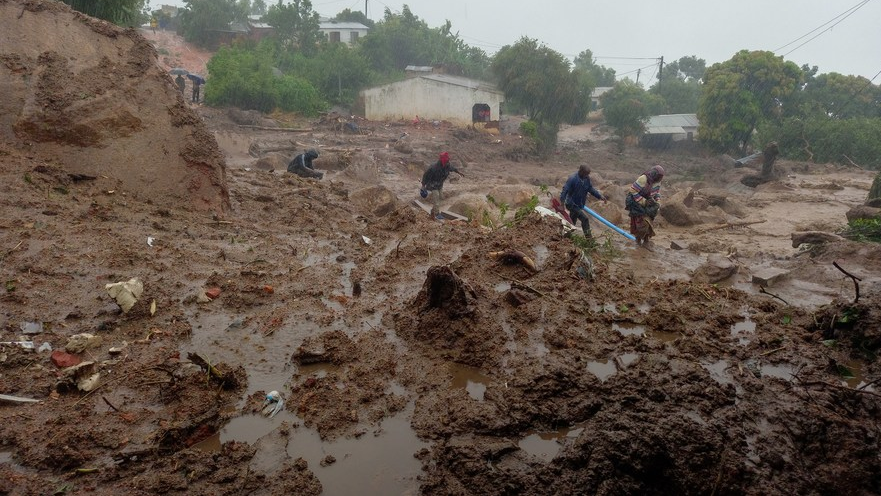 People walk in the mud in Chilobwe, Blantyre, Malawi, on March 13, 2023. /Xinhua