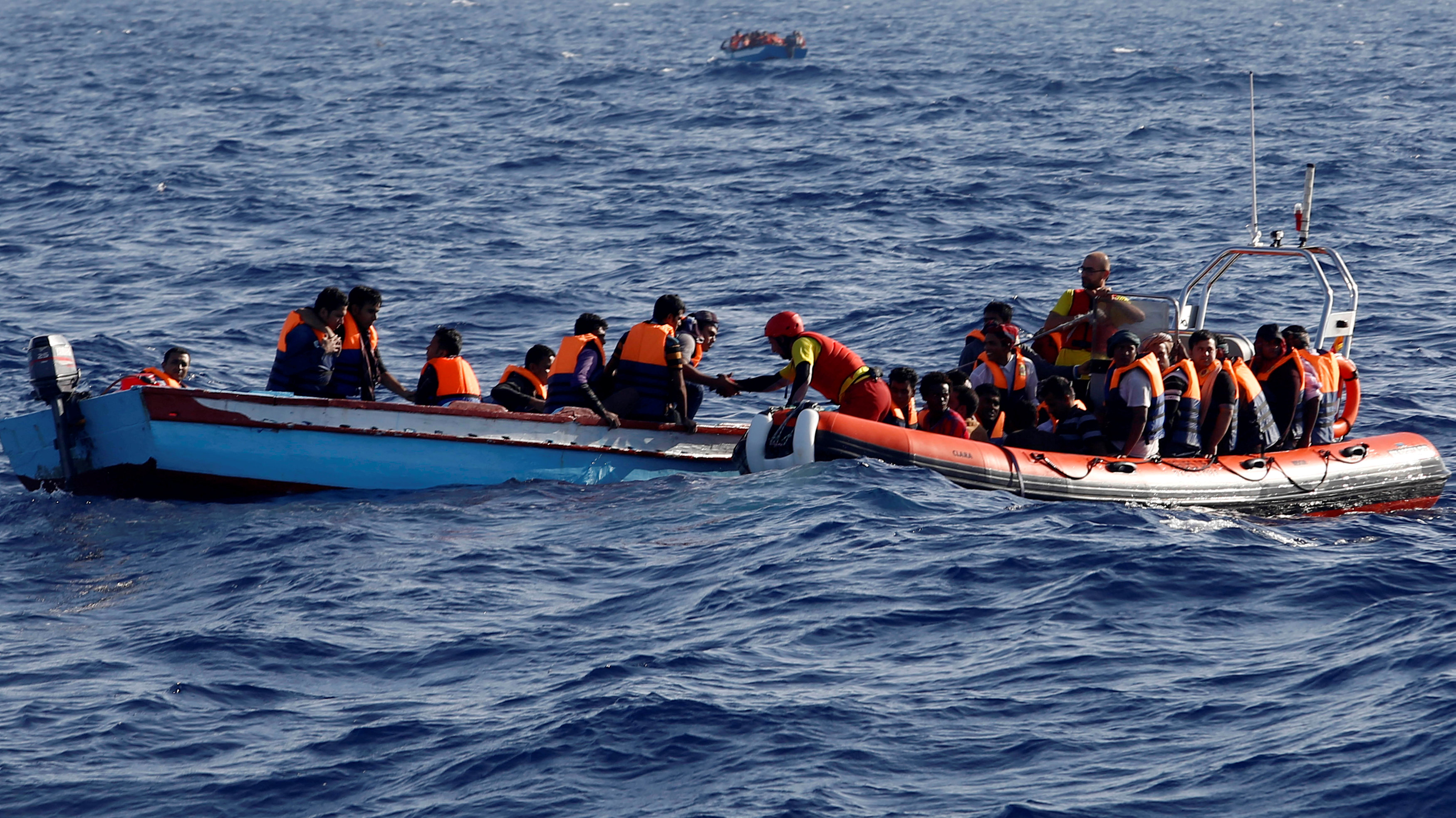 FILE PHOTO: An inflatable boat from the Spanish vessel Astral operated by the NGO Proactiva collects migrants off the Libyan coast in the Mediterranean Sea. /VCG Image