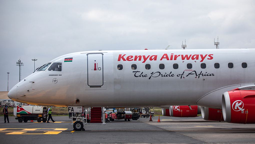 一架肯尼亚航空公司的飞机停在内罗毕的乔莫肯雅塔国际机场。  /KQ