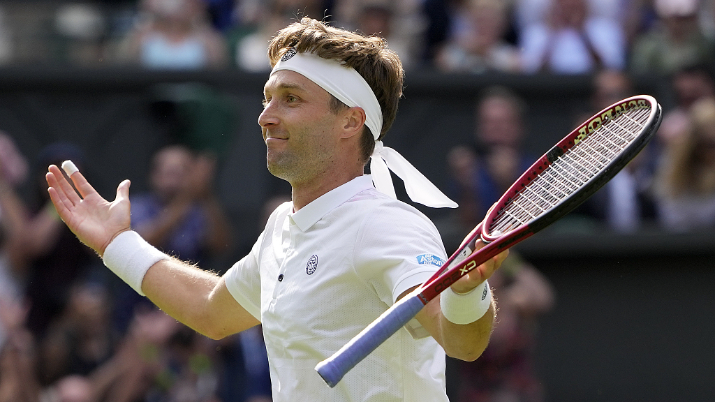 Britain's Liam Broady celebrates after beating Norway's Casper Ruud in a men's singles match on day four of the Wimbledon tennis championships in London. /CFP