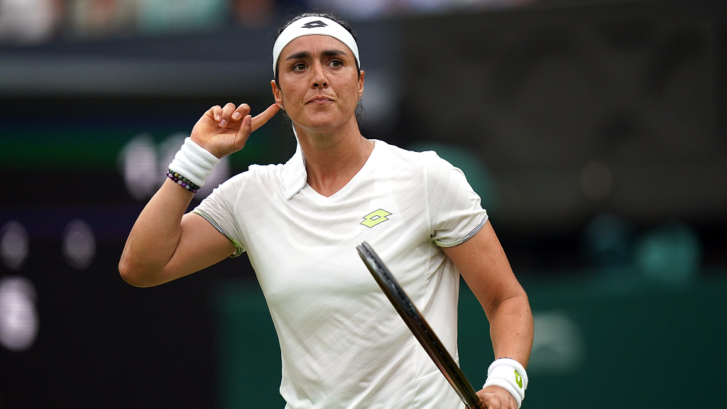 Ons Jabeur celebrates winning the second set during the Ladies' Singles semifinal match against Aryna Sabalenka on day eleven of the 2023 Wimbledon Championships. /CFP