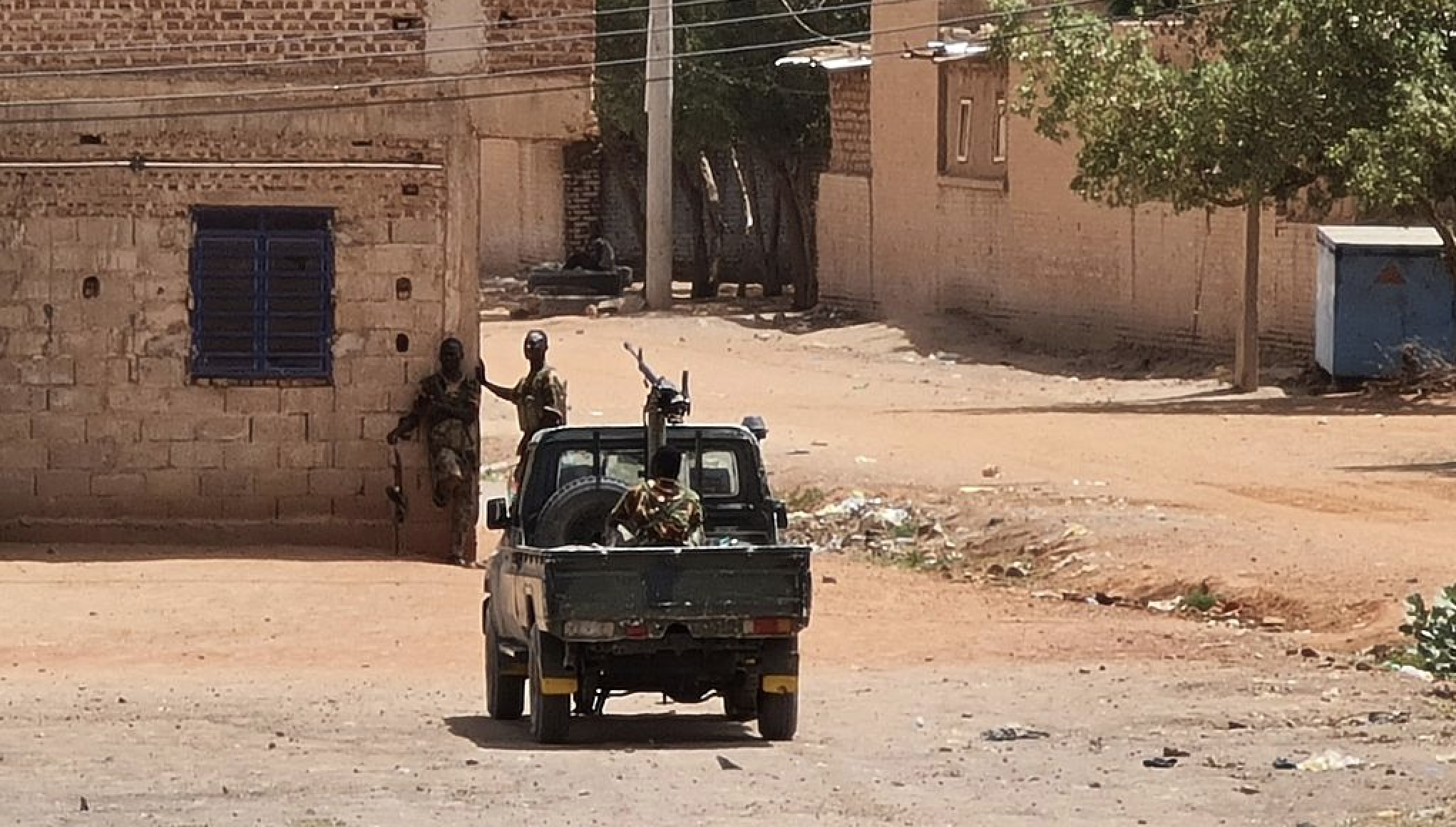 Sudanese army soldiers rest next to a building in Khartoum on May 25, 2023. /CFP