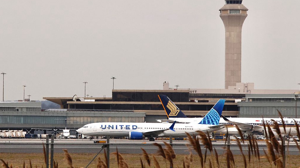 A United Airlines plane taxis at Newark International Airport, U.S., January 11, 2023. /CFP
