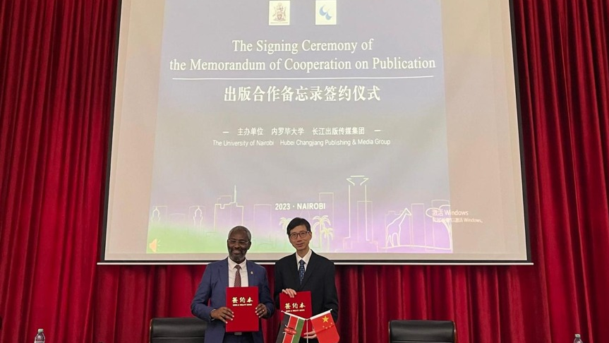 Huang Guobin (R), Chairman of Changjiang Publishing and Media Group and Stephen Kiama Gitahi, Vice-Chancellor of the University of Nairobi (L) sign the Memorandum of Cooperation on Publication. /Photo by CGTN Africa