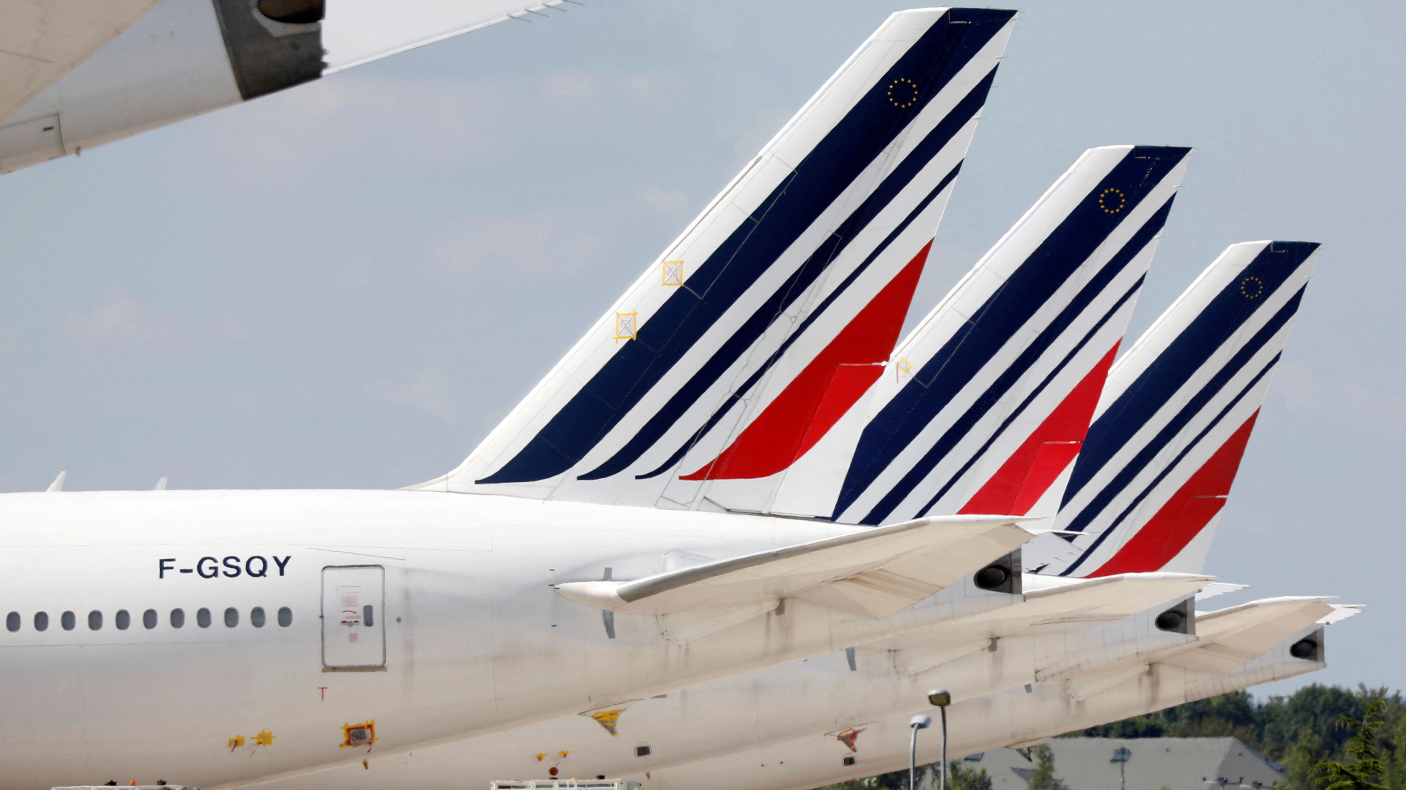 FILE PHOTO: Air France Boeing 777 planes sit on the tarmac at Paris Charles de Gaulle airport in Roissy-en-France. /REUTERS