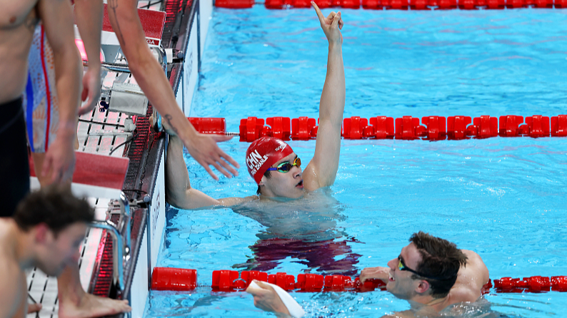 Pan Zhanle of China celebrates after winning gold in the men's 4x100m medley relay final at the Paris 2024 Olympic Games in Nanterre, France, August 4, 2024. /CFP