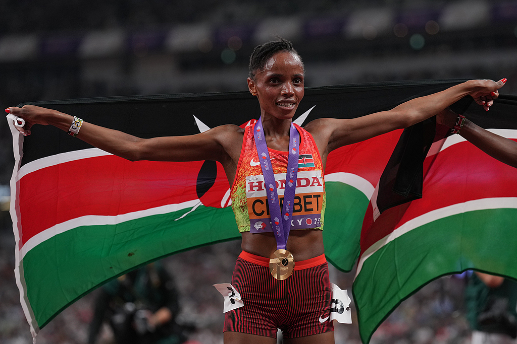 Beatrice Chebet of Kenya celebrates winning the gold medal in the women's 5000m final at the National Stadium in Tokyo, Japan, September 20, 2025. /CFP