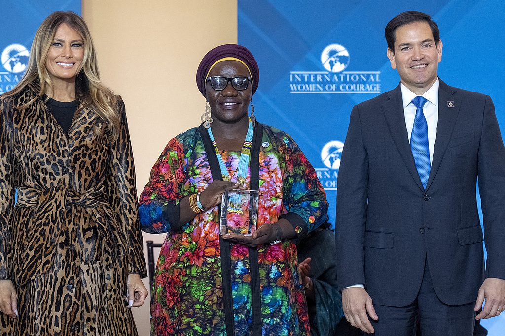 Zabib Musa Loro Bakhit, of South Sudan, center, a woman's rights leader, is awarded an International Women of Courage award by US First Lady Melania Trump, left, and US Secretary of State Marco Rubio, April 1, 2025 . /CFP 