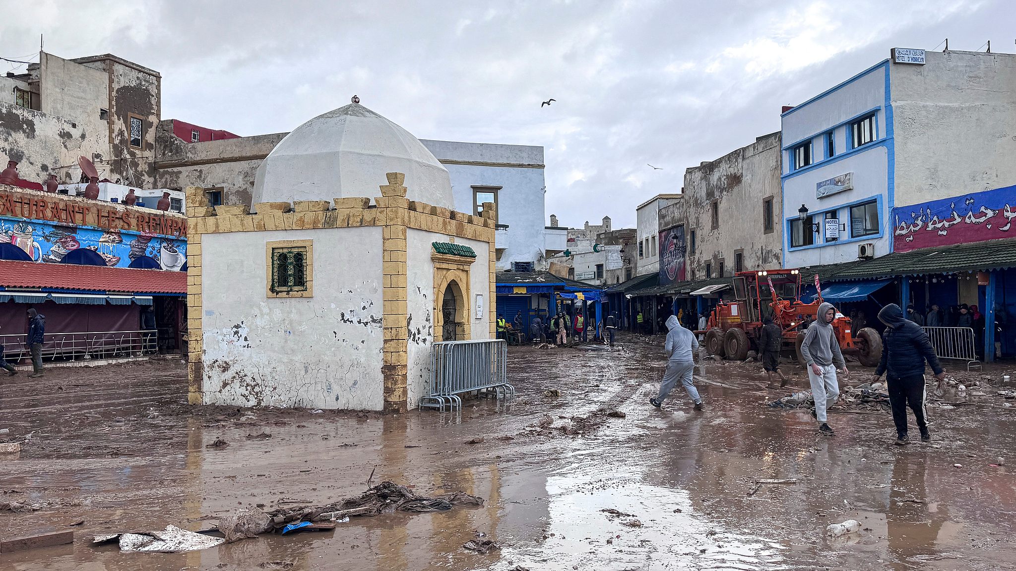 People inspect the damage caused by flash floods in Safi, Morocco, Monday, December 15, 2025. /CFP 