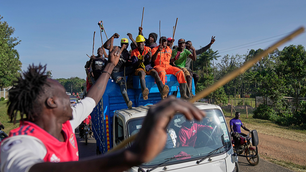 Spectators escort a truck carrying Shakahola to the bullfight arena in Kakamega County, western Kenya. /CFP 