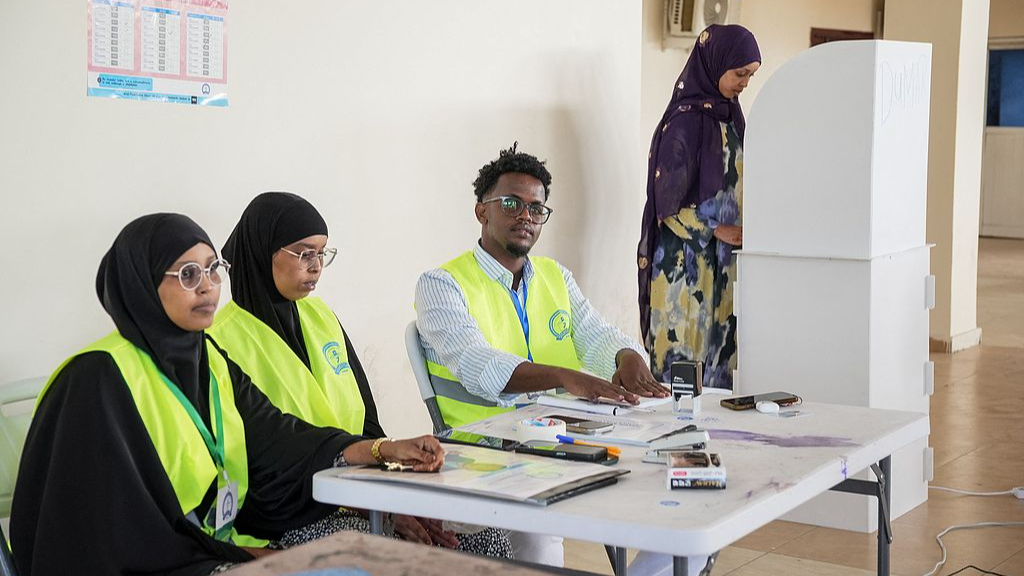 On December 25, 2025, a voter fills out a ballot in a polling booth during local council elections in Mogadishu. /CFP