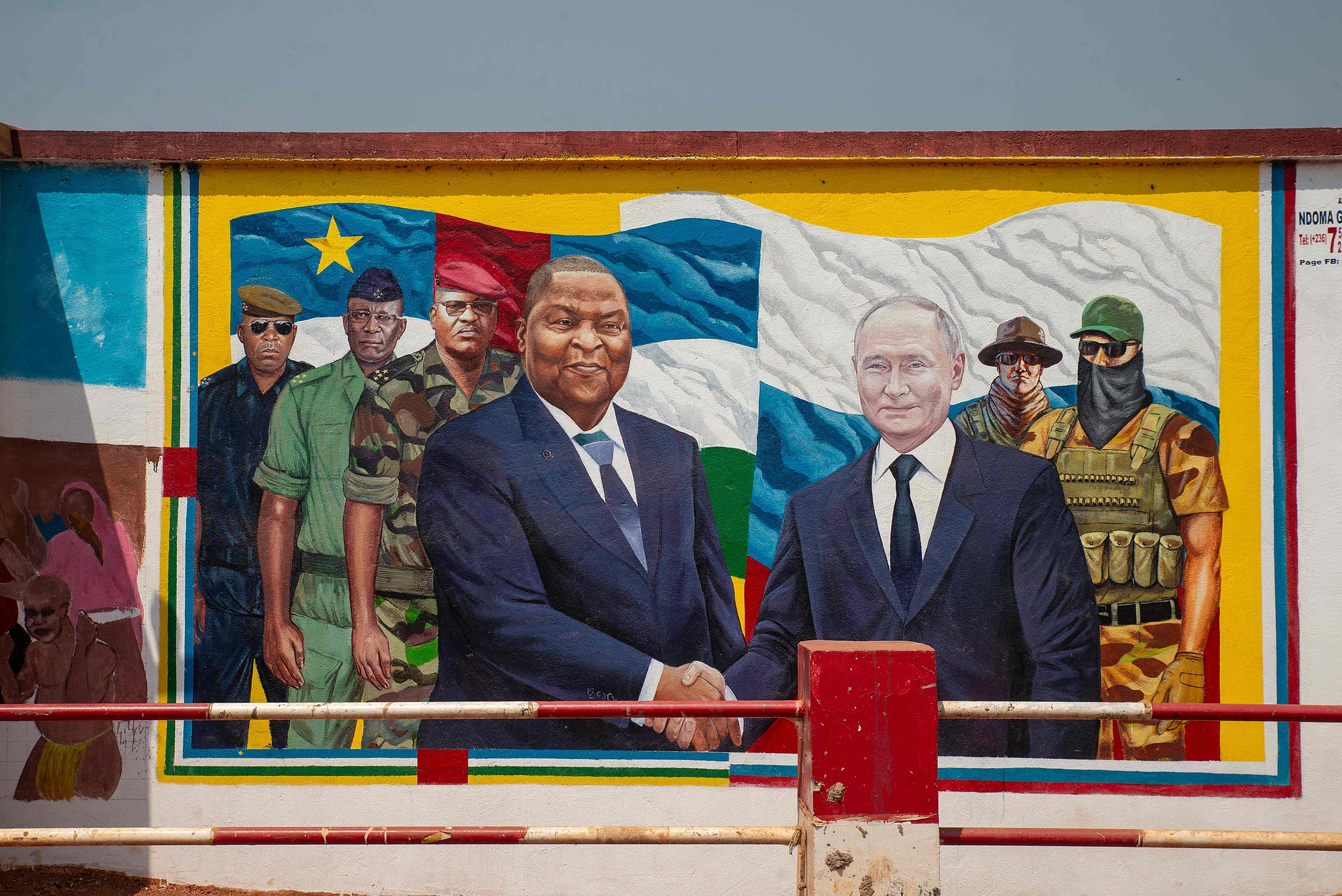 A general view of a large mural depicting Central African Republic's President Faustin-Archange Touadera (CL) and Russia's President Vladimir Putin (3rd R) shaking hands, on the wall of the Combattant Market in Bangui on December 22, 2025. /CFP