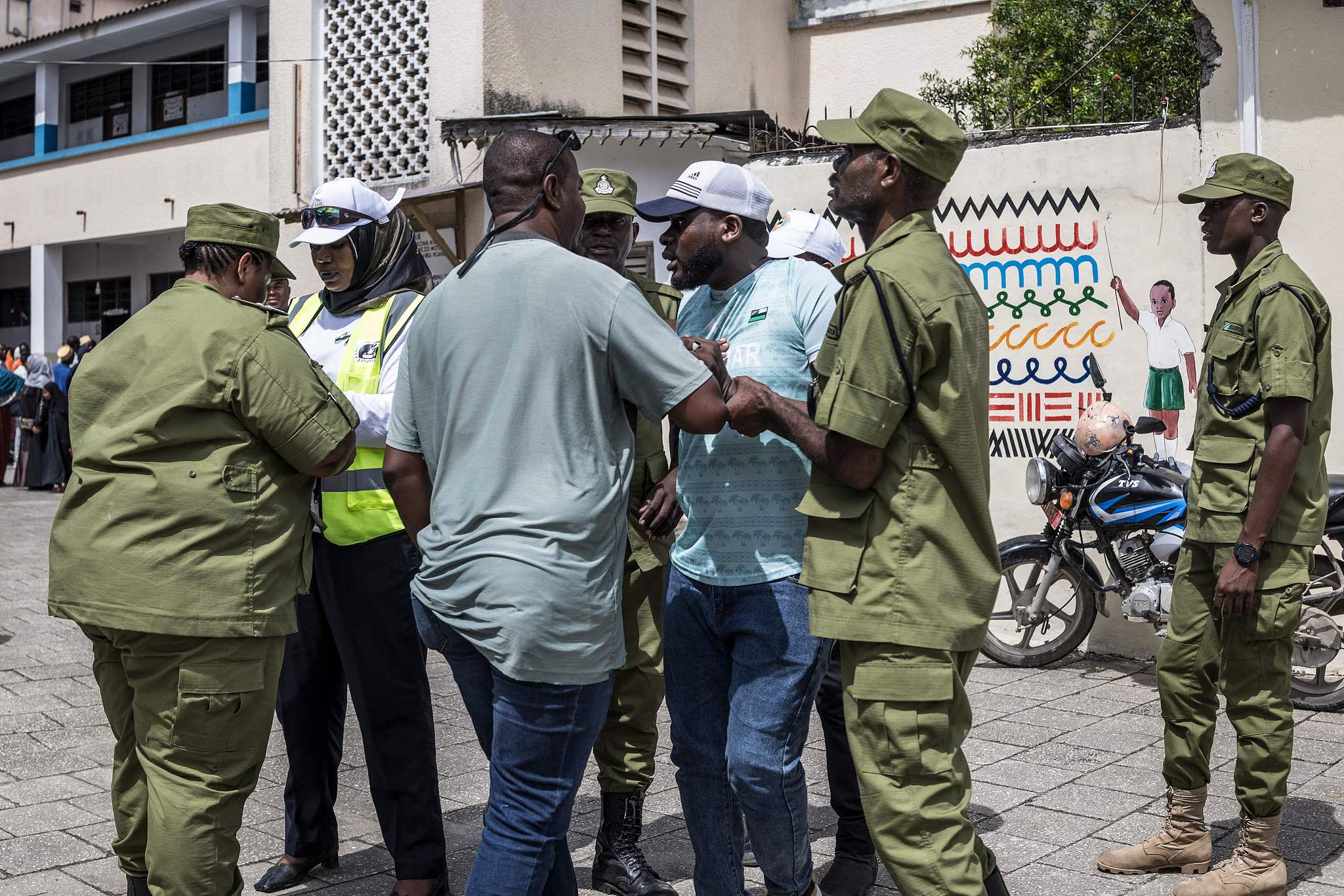 File Photo: Tanzanian police officers detain a man (C) accused by electoral officials of attempting to taint the voting process at a polling station in Stone Town on October 29, 2025, during Tanzania’s presidential elections. /CFP