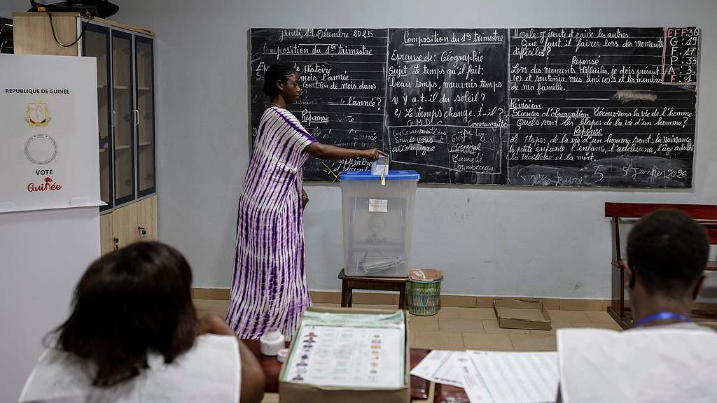 A voter casts her ballot at a polling station in Conakry on December 28, 2025 during Guinea's presidential election. /CFP