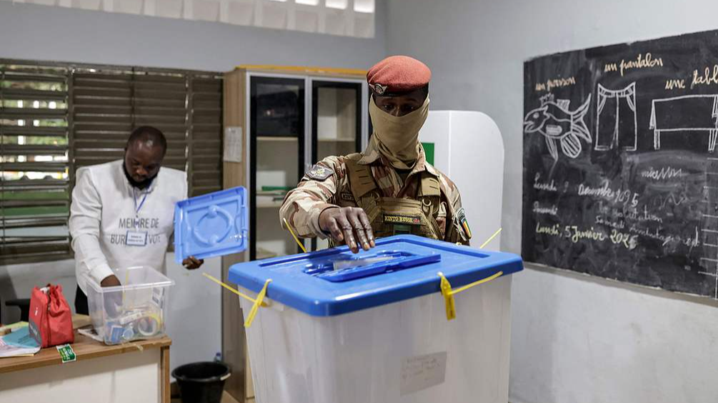 A member of Guinea's Special Forces Unit casts his ballot at a polling station in Conakry on December 28, 2025 during Guinea's presidential election. /CFP