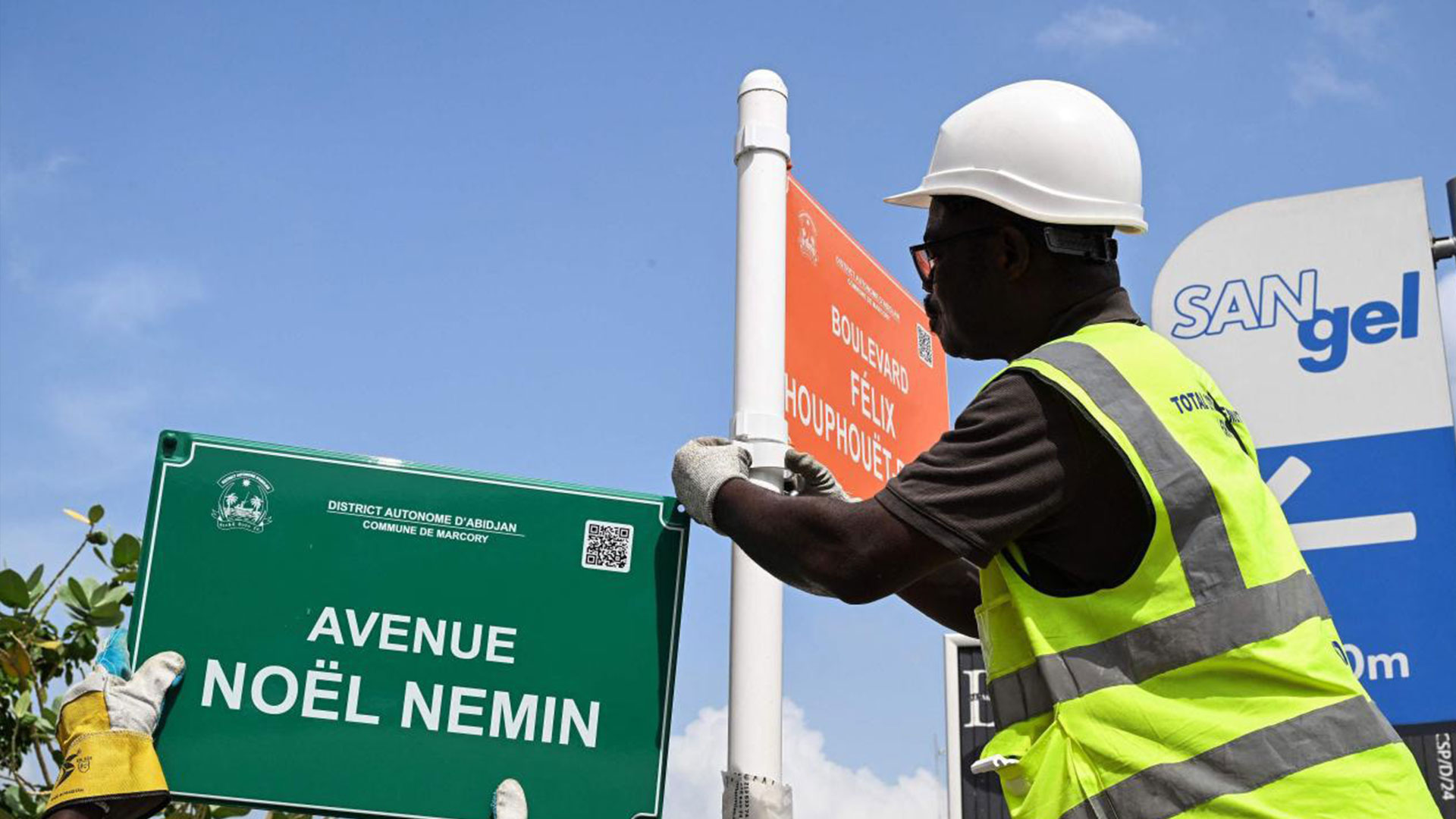 Workers mount the new signs of Felix Houphouet-Boigny boulevard in Abidjan on April 16, 2025, as the former French colony renames some of their streets. /CFP