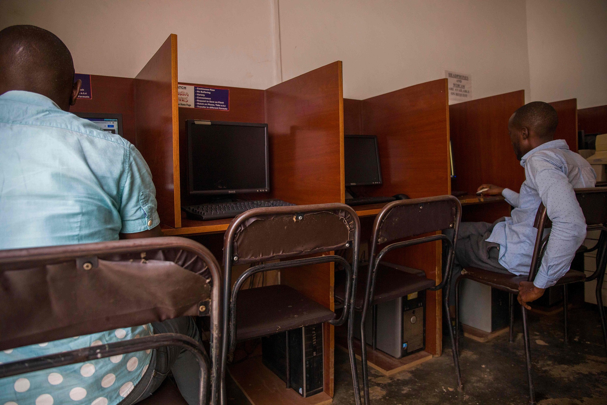 FILE: Men use computers at a cyber cafe minutes after the Uganda Communication Commission, a body responsible for communications in Uganda, restored the internet in Kampala, Uganda, on January 18, 2021. /CFP