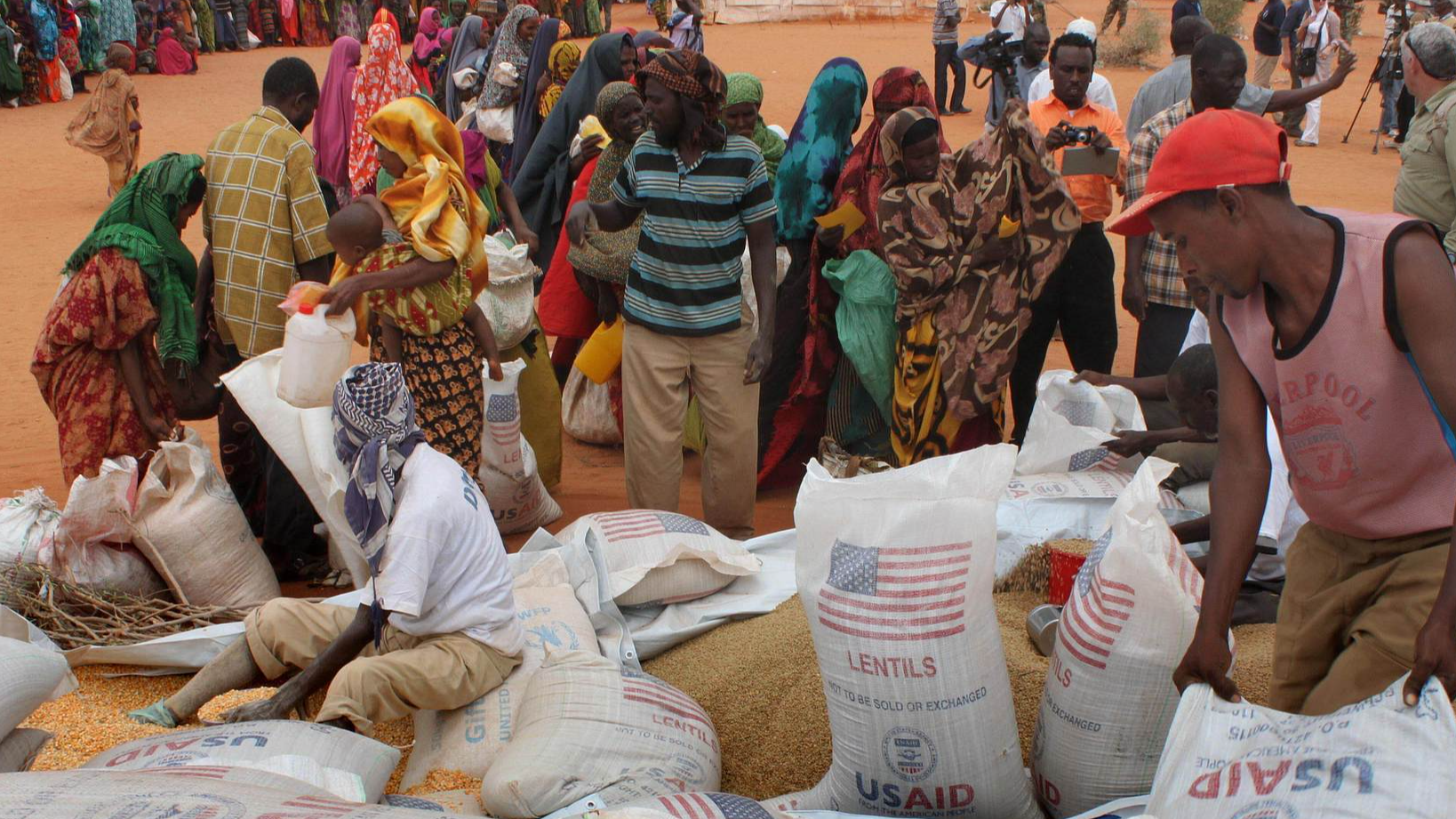 FILE PHOTO: World Food Programme workers distribute food aid at a refugee camp in Somalia. /CFP
