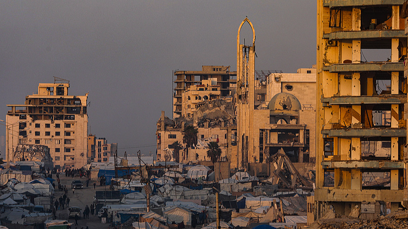 Displaced Palestinians walked among the ruins of destroyed buildings on Al Rashid Road during a ceasefire between Israel and Hamas, January 6, 2026. /CFP