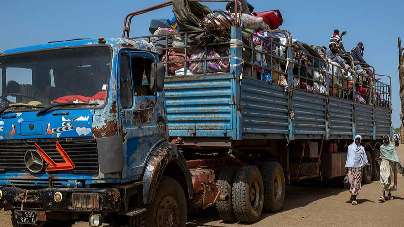 A truck loaded with personal belongings of displaced families waited to depart at the Juda-Wenso border crossing in Renk County, Upper Nile State, South Sudan, November 15, 2025./ CFP