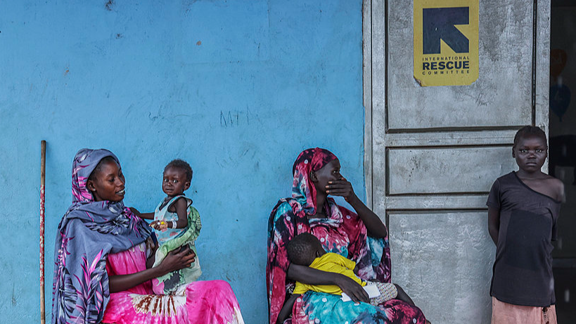 Patients sit outside the malnutrition ward of Bunj Hospital in Maban, South Sudan, August 19, 2025./ CFP