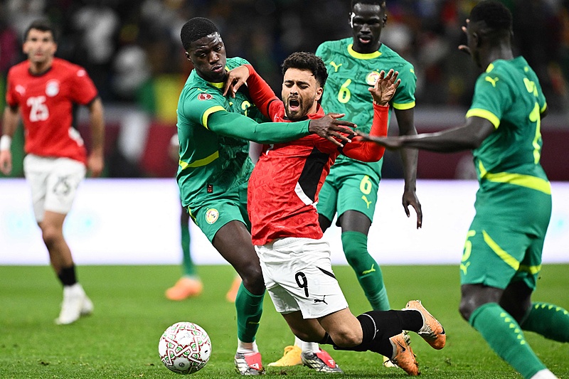Senegal team players battling for the ball against Egyptians in the 2025 AFCON semi-final. /VCG