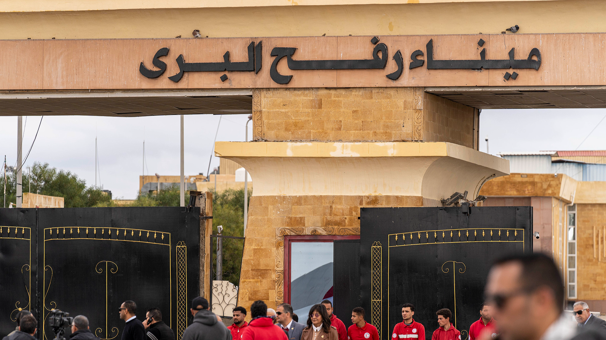 Members of the Egyptian Red Crescent stand in front of the Rafah crossing on January 2, 2026, in Rafah, Egypt. /VCG