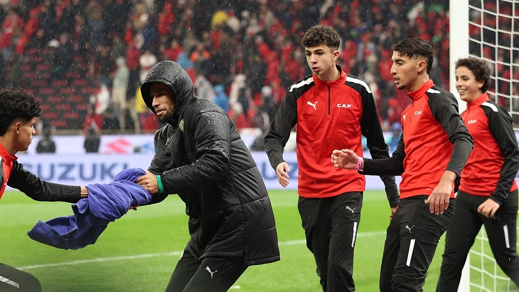 Moroccan ball boys and substitute Senegal goalkeeper Yehvann Diouf tussle for a towel during the Africa Cup of Nations final between Morocco and Senegal at the Prince Moulay Abdellah Stadium in Rabat on January 18, 2026. /CFP 