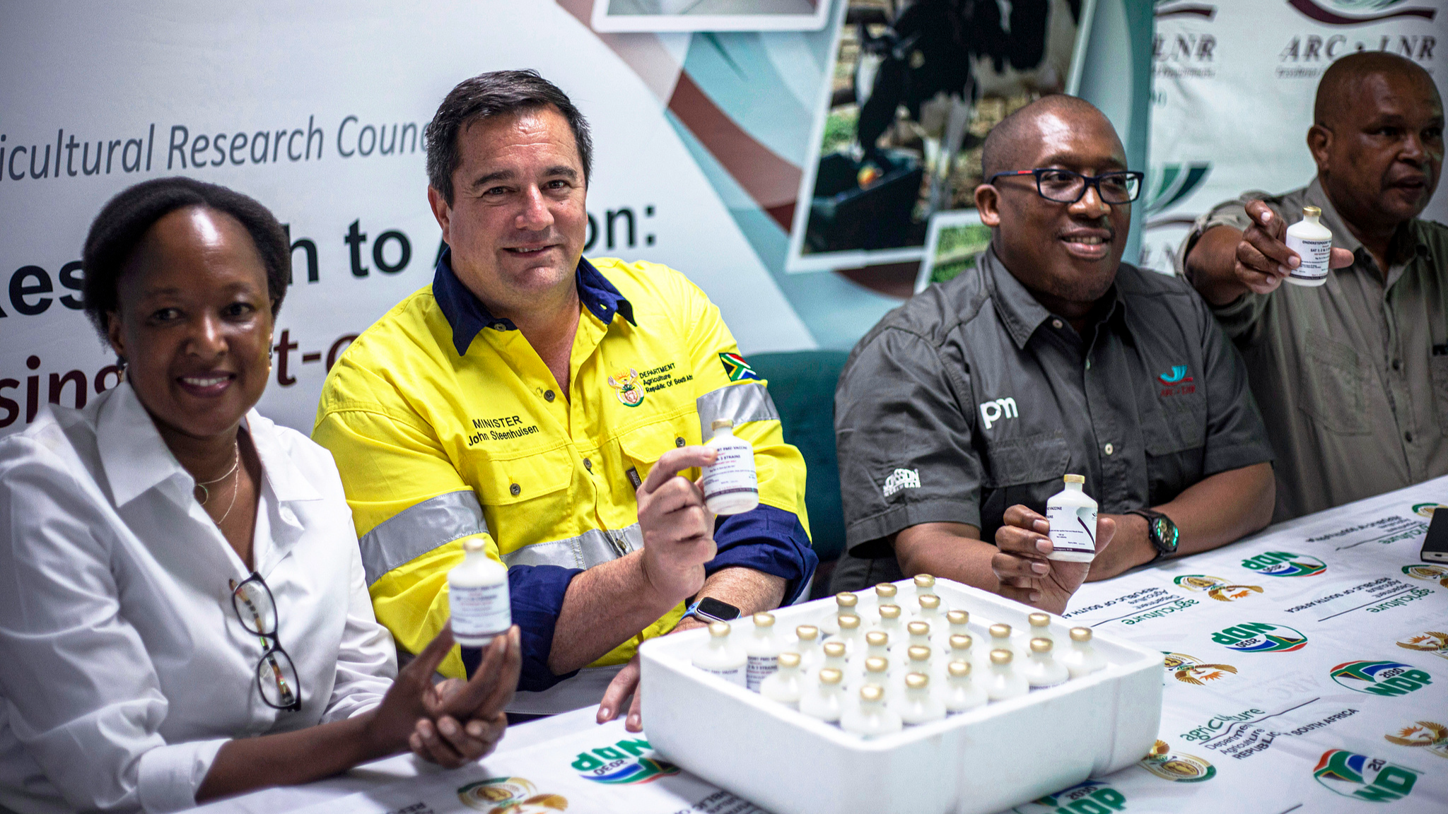 South Africa's Minister of Agriculture John Steenhuisen (second left) holds a bottle with Foot and Mouth vaccine during a media briefing at the Agricultural Research Council in Pretoria, South Africa, February 6, 2026. /CFP