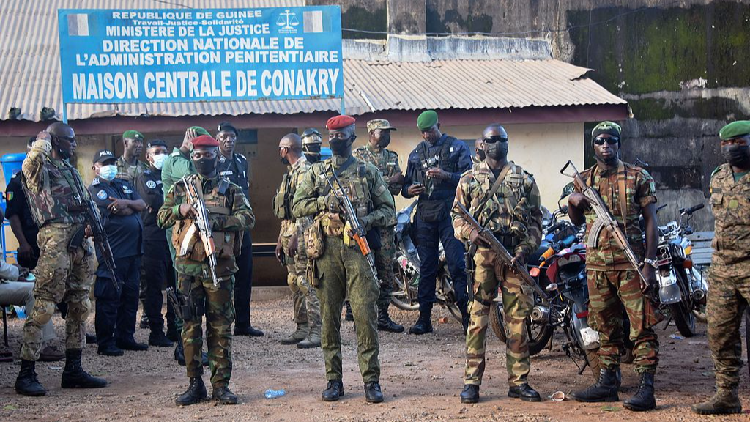 Heavy gunfire erupts near central prison in Guinea's capital