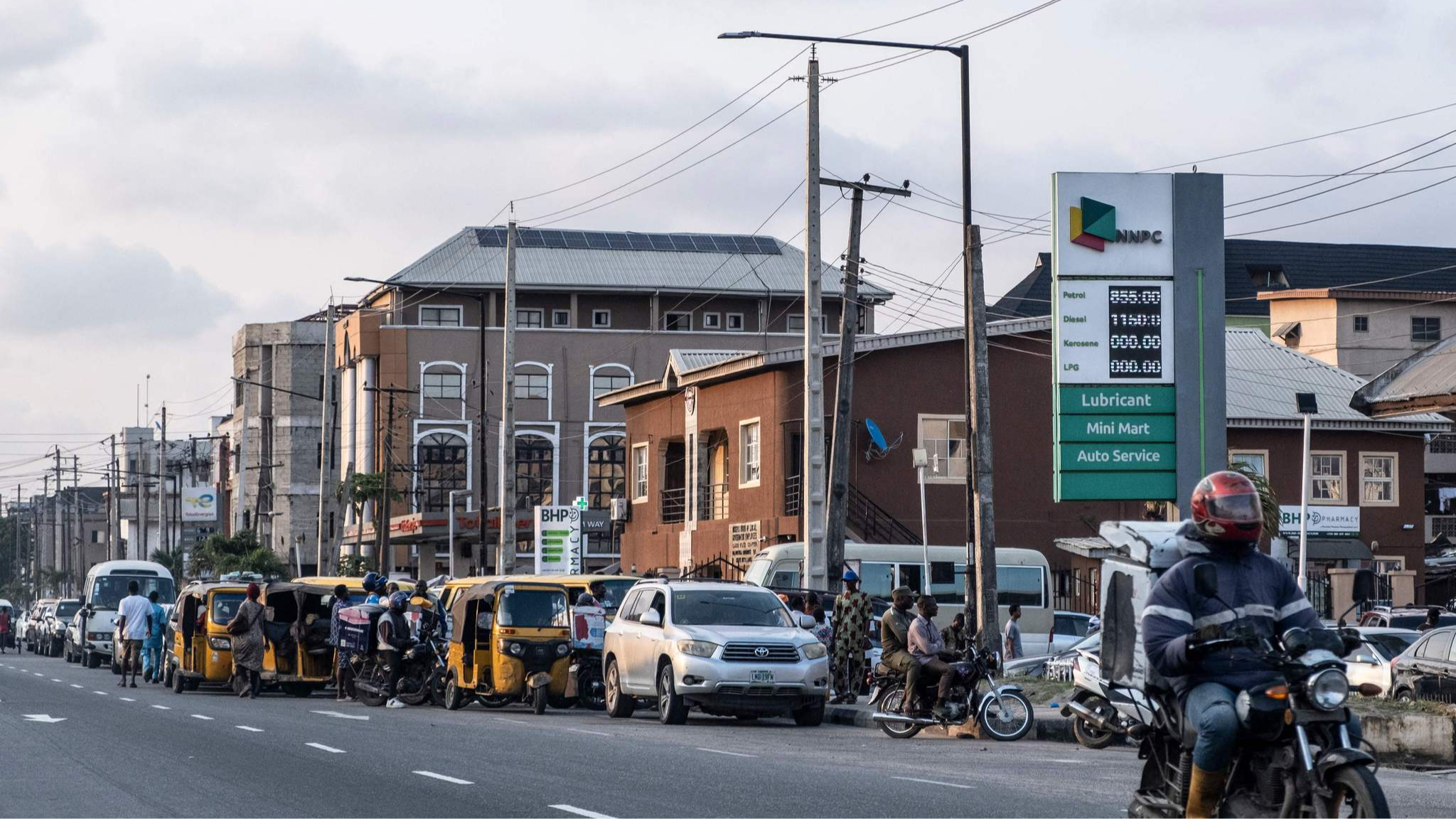 Vehicles lined up to refuel at a Nigerian National Oil Corporation (NNPC) gas station in Abuja, the Nigerian capital, on September 4, 2024. /CFP