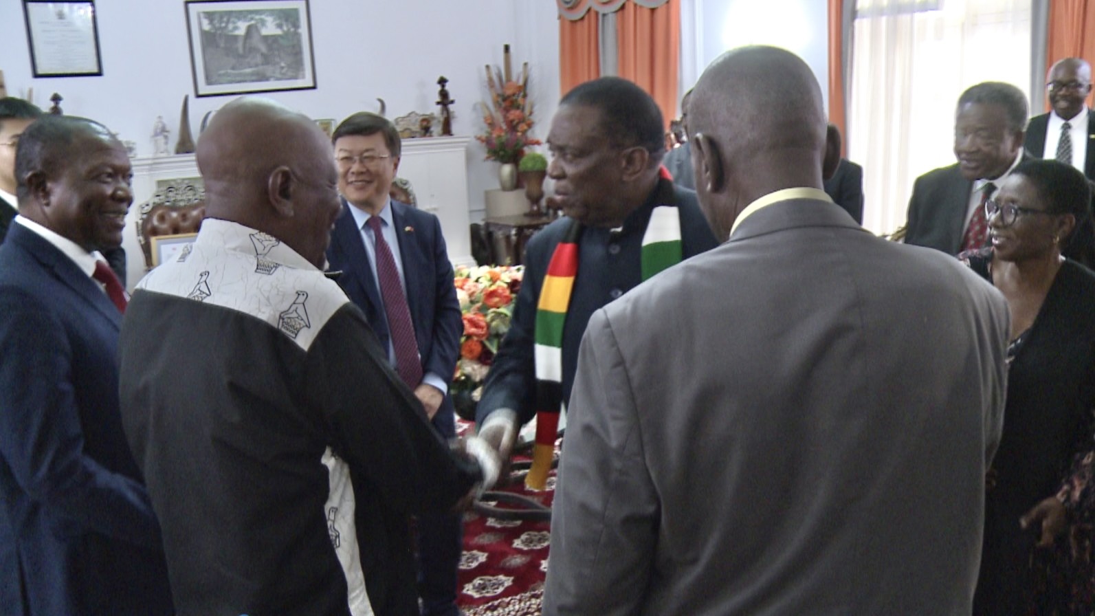 Zimbabwe President Emmerson Dambudzo Mnangagwa shaking hands and speaking with veterans, February 26, 2026. /Photo by CMG reporter Tang Ye