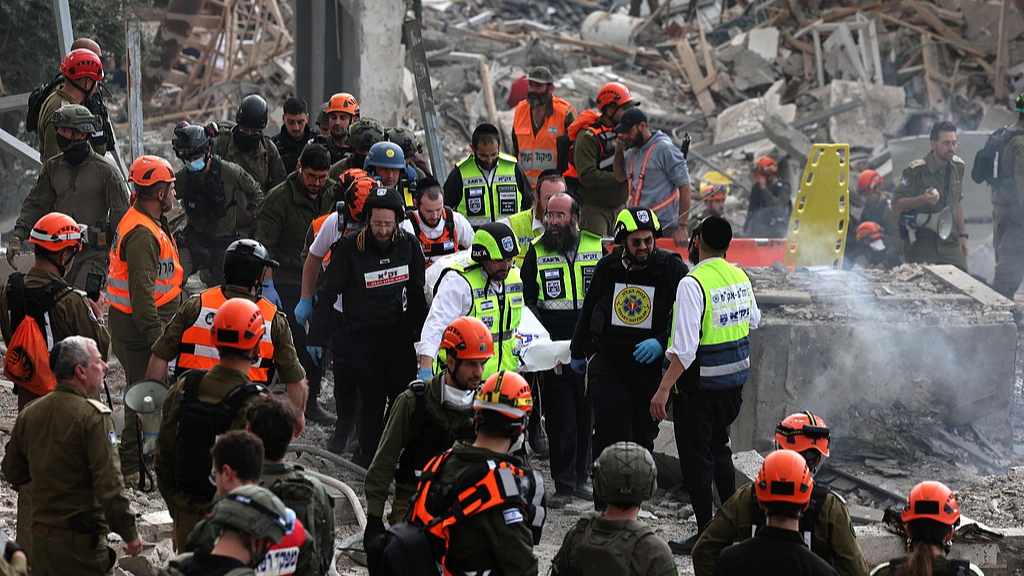 In Beit Shemesh, Israel, Israeli emergency service officers remove a body bag from the site of a missile attack about 30 kilometers west of Jerusalem, March 1, 2026. /CFP