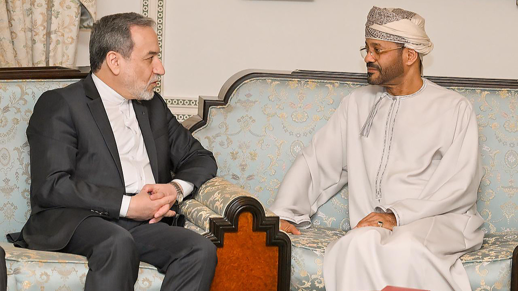 Iranian Foreign Minister Abbas Araghchi (L) meets with Omani Foreign Minister Badr Albusaidi in Muscat, Oman, February 6, 2026. /CFP