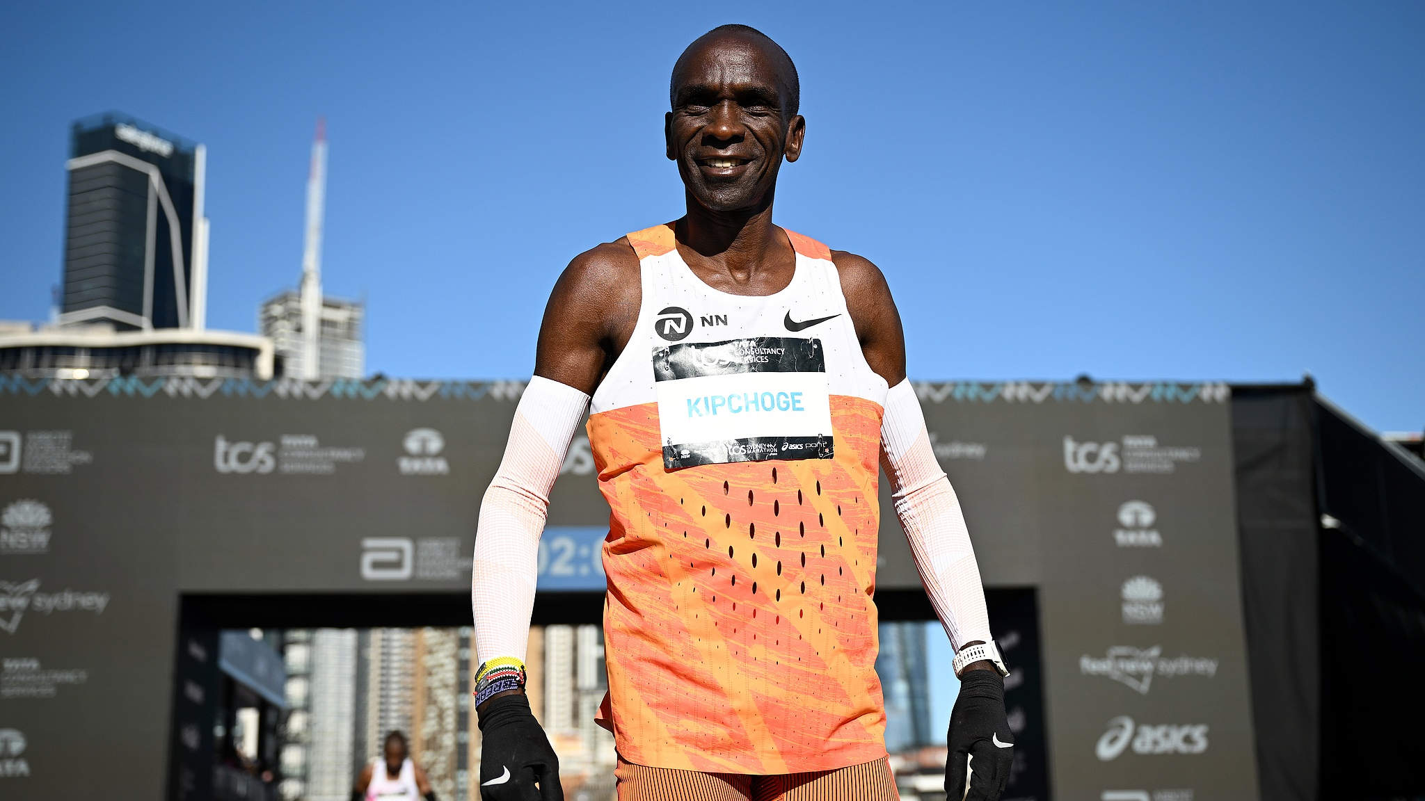Kenyan long-distance running legend Eliud Kipchoge celebrates after crossing the finish line during the 2025 Sydney Marathon in Sydney, Australia, August 31, 2025. /CFP